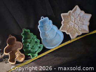 MaxSold Auction: Unused Silicone Holiday Molds  - Loyalist (Ontario, Canada) SELLER MANAGED Downsizing Online Auction - Somerset Drive