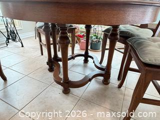 MaxSold Auction: Expandable Round Dining Table with 4 Chairs D - Niagara Falls (Ontario, Canada) Moving Online Auction - January Drive