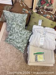 MaxSold Auction: Home Textiles Lot: 20x20 Throw Pillows, Blanket & Panels B - Niagara Falls (Ontario, Canada) Moving Online Auction - January Drive
