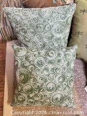 MaxSold Auction: Home Textiles Lot: 20x20 Throw Pillows, Blanket & Panels B - Niagara Falls (Ontario, Canada) Moving Online Auction - January Drive
