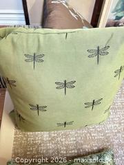 MaxSold Auction: Home Textiles Lot: 20x20 Throw Pillows, Blanket & Panels B - Niagara Falls (Ontario, Canada) Moving Online Auction - January Drive