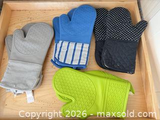 MaxSold Auction: Kitchen Bundle: Paper Products, Plastic Wraps, Oven mitts, Storage bags and disposable Cutlery, and more B - Niagara Falls (Ontario, Canada) Moving Online Auction - January Drive