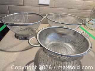 MaxSold Auction: Kitchen Utensils & Gadgets, Immersion Blender, Baking Pans and More B - Niagara Falls (Ontario, Canada) Moving Online Auction - January Drive