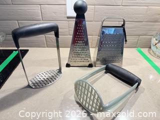 MaxSold Auction: Kitchen Utensils & Gadgets, Immersion Blender, Baking Pans and More B - Niagara Falls (Ontario, Canada) Moving Online Auction - January Drive