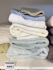 MaxSold Auction: Large Lot of Mixed Linens: Sheets, Towels, Tablecloths, Blankets, Pillows - Niagara Falls (Ontario, Canada) Moving Online Auction - January Drive