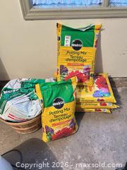MaxSold Auction: Miracle-Gro Potting Mix B - Niagara Falls (Ontario, Canada) Moving Online Auction - January Drive