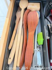 MaxSold Auction: Mixed Kitchen Utensil & Gadget Lot with KitchenAid, Cuisinart, CakeBoss and More B - Niagara Falls (Ontario, Canada) Moving Online Auction - January Drive