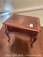 MaxSold Auction: Thomasville Queen Anne Traditional End/Side Table C - Niagara Falls (Ontario, Canada) Moving Online Auction - January Drive