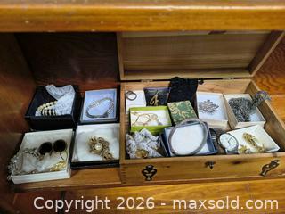 MaxSold Auction: Assorted Vintage Costume Jewelry Lot A - Kingston (Massachusetts, USA) PARTNER MANAGED Estate Sale Online Auction - Grove Street