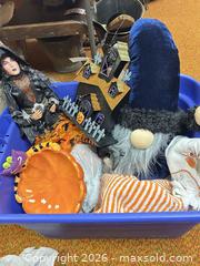 MaxSold Auction: Holiday & Seasonal Decorations Lot — Halloween, Fall, Patriotic B - Kingston (Massachusetts, USA) PARTNER MANAGED Estate Sale Online Auction - Grove Street