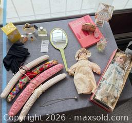 MaxSold Auction: Mixed Women's Accessories & Collectibles Lot B - Kingston (Massachusetts, USA) PARTNER MANAGED Estate Sale Online Auction - Grove Street