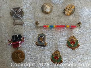 MaxSold Auction: Modern US Army Enlisted Insignia & Medals Collection – Vintage - Sun City (Arizona, USA) SELLER MANAGED Reseller Online Auction - West Forrester Drive