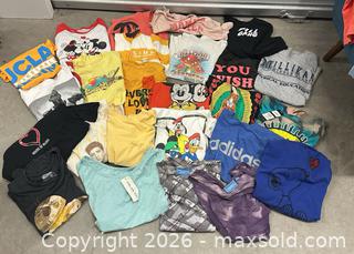 MaxSold Auction: Lot of 25 Assorted Women's Tees - Los Angeles (California, USA) SELLER MANAGED Estate Sale Online Auction -  Troost Avenue (STORAGE)