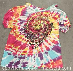 MaxSold Auction: Vintage Original Liquid Blue Grateful Dead T-Shirt Women’s Size L - Los Angeles (California, USA) SELLER MANAGED Estate Sale Online Auction -  Troost Avenue (STORAGE)