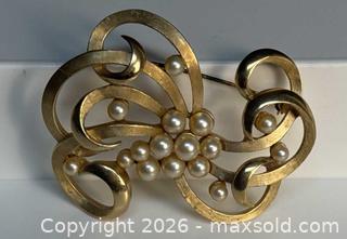 MaxSold Auction: Vintage Trifari Gold-Tone Swirl Brooch – 1970s - Campbell (California, USA) PARTNER MANAGED Estate Sale Online Auction -  Dell Avenue