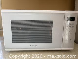 MaxSold Auction: Panasonic 1100W White Countertop Microwave - Toronto (Ontario, Canada) SELLER MANAGED Estate Sale Online Auction - Glenthorne Drive