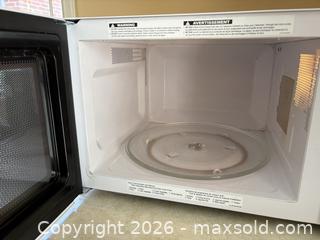 MaxSold Auction: Panasonic 1100W White Countertop Microwave - Toronto (Ontario, Canada) SELLER MANAGED Estate Sale Online Auction - Glenthorne Drive