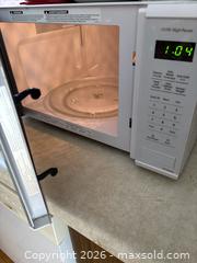 MaxSold Auction: Panasonic 1100W White Countertop Microwave - Toronto (Ontario, Canada) SELLER MANAGED Estate Sale Online Auction - Glenthorne Drive