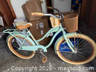 MaxSold Auction: Huffy Nel Lusso Women's Cruiser Bike - Le Roy (New York, USA) SELLER MANAGED Estate Sale Online Auction - Wescott Road