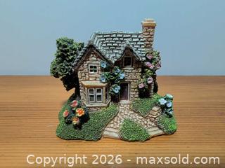MaxSold Auction: Lilliput Lane Miniature Cottage Figurine, 1-2 in - Ottawa (Ontario, Canada) SELLER MANAGED Downsizing Online Auction - Regiment Avenue