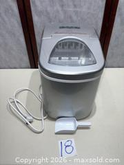 MaxSold Auction: Homelabs Silver Countertop Portable Electric Ice Maker - Warwick (Rhode Island, USA) SELLER MANAGED Reseller Online Auction - Warwick Avenue