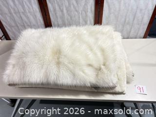 MaxSold Auction: Pottery Barn White/Ivory Faux Fur Throw Blanket 60 x 80 - Warwick (Rhode Island, USA) SELLER MANAGED Reseller Online Auction - Warwick Avenue