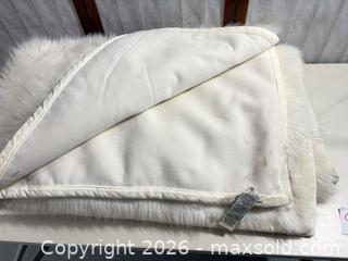 MaxSold Auction: Pottery Barn White/Ivory Faux Fur Throw Blanket 60 x 80 - Warwick (Rhode Island, USA) SELLER MANAGED Reseller Online Auction - Warwick Avenue