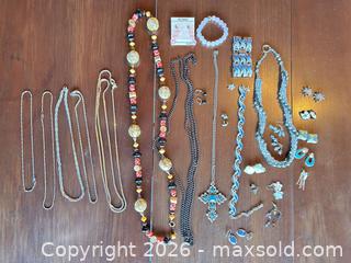 MaxSold Auction: Assorted Costume Jewelry Lot 11-25 Pieces — Necklaces & Bracelets - Acme (Alberta, Canada) SELLER MANAGED Moving Online Auction - Township Road 292
