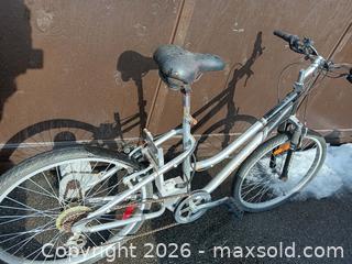 MaxSold Auction: Schwinn® IZIP Men's Electric Bicycle  - Leeds And The Thousand Islands (Ontario, Canada) SELLER MANAGED Downsizing Online Auction - Main Street (STORAGE)            