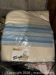 MaxSold Auction: Duvets and more  - Toronto (Ontario, Canada) PARTNER MANAGED Estate Sale Online Auction - Glencairn Avenue