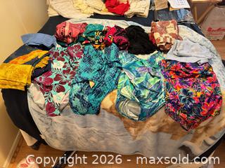 MaxSold Auction: Womens Clothes and more   - Toronto (Ontario, Canada) PARTNER MANAGED Estate Sale Online Auction - Glencairn Avenue