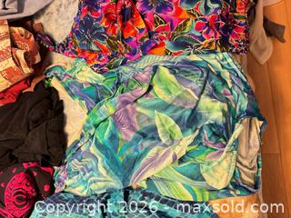 MaxSold Auction: Womens Clothes and more   - Toronto (Ontario, Canada) PARTNER MANAGED Estate Sale Online Auction - Glencairn Avenue