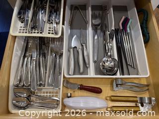 MaxSold Auction: Content of Kitchen Drawer: Silverware - San Jose (California, USA) SELLER MANAGED Estate Sale Online Auction - South 16th Street