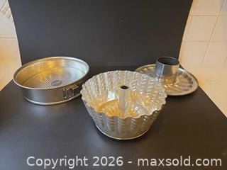 MaxSold Auction: Lot of 7+ Aluminum Cake, Bundt & Springform Pans - Saanich (British Columbia, Canada) PARTNER MANAGED Downsizing Online Auction - Gordon Point Drive
