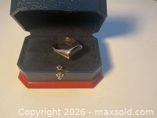 MaxSold Auction: Men’s heavy 10K gold and onyx ring - Ottawa (Ontario, Canada) SELLER MANAGED Downsizing Online Auction - Tall Forest Drive