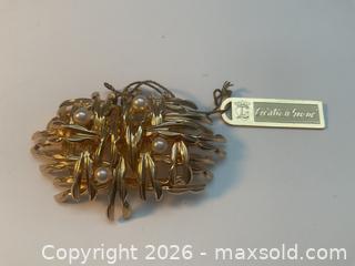 MaxSold Auction: NOS 1965 Creation Grosse, German pearl brooch in original box - Ottawa (Ontario, Canada) SELLER MANAGED Downsizing Online Auction - Tall Forest Drive