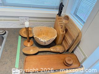 MaxSold Auction: Mixed Wooden Kitchenware Lot - Cutting Boards, Utensils, Bowl - Saanich (British Columbia, Canada) PARTNER MANAGED Moving Online Auction - Arbutus Road