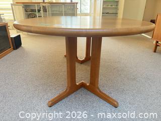 MaxSold Auction: Oval Solid Wood Extendable Dining Table with Leaf, Light/Medium Brown - Saanich (British Columbia, Canada) PARTNER MANAGED Moving Online Auction - Arbutus Road
