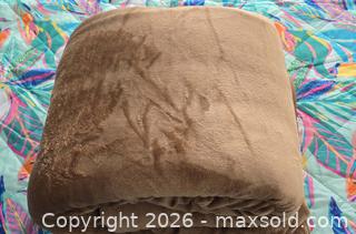 MaxSold Auction: M054 - Bedsure Fleece Lined Blanket - Queen - New - Whitby (Ontario, Canada) SELLER MANAGED Reseller Online Auction - Taunton Road East (STORAGE)