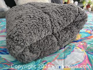 MaxSold Auction: M055 - Weighted Throw - New - Whitby (Ontario, Canada) SELLER MANAGED Reseller Online Auction - Taunton Road East (STORAGE)