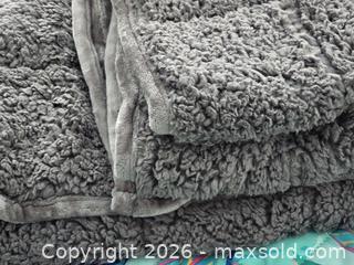 MaxSold Auction: M055 - Weighted Throw - New - Whitby (Ontario, Canada) SELLER MANAGED Reseller Online Auction - Taunton Road East (STORAGE)