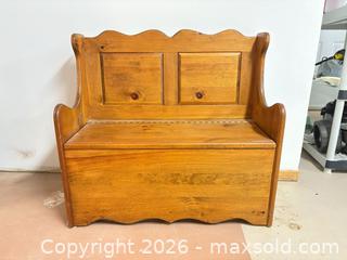 MaxSold Auction: Bench with storage - Ottawa (Ontario, Canada) SELLER MANAGED Downsizing Online Auction -  Cinnabar