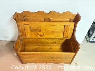 MaxSold Auction: Bench with storage - Ottawa (Ontario, Canada) SELLER MANAGED Downsizing Online Auction -  Cinnabar