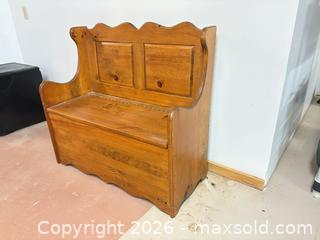 MaxSold Auction: Bench with storage - Ottawa (Ontario, Canada) SELLER MANAGED Downsizing Online Auction -  Cinnabar