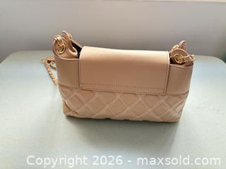 MaxSold Auction: Elizabeth Grant Tan Purse lot 205 - Ottawa (Ontario, Canada) SELLER MANAGED Downsizing Online Auction -  Cinnabar