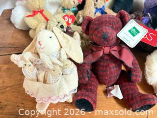MaxSold Auction: Stuffed bear lot 424 - Ottawa (Ontario, Canada) SELLER MANAGED Downsizing Online Auction -  Cinnabar