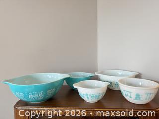 MaxSold Auction: Vintage turquoise Amish butterprint Pyrex Mixing bowl set  - Ottawa (Ontario, Canada) SELLER MANAGED Downsizing Online Auction -  Cinnabar