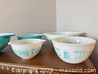 MaxSold Auction: Vintage turquoise Amish butterprint Pyrex Mixing bowl set  - Ottawa (Ontario, Canada) SELLER MANAGED Downsizing Online Auction -  Cinnabar