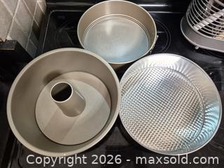 MaxSold Auction: Cake Pans Springform and Bundt Removable Bottoms - Toronto (Ontario, Canada) SELLER MANAGED Downsizing Online Auction - McAdam Avenue