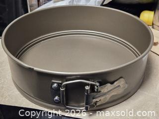 MaxSold Auction: Cake Pans Springform and Bundt Removable Bottoms - Toronto (Ontario, Canada) SELLER MANAGED Downsizing Online Auction - McAdam Avenue